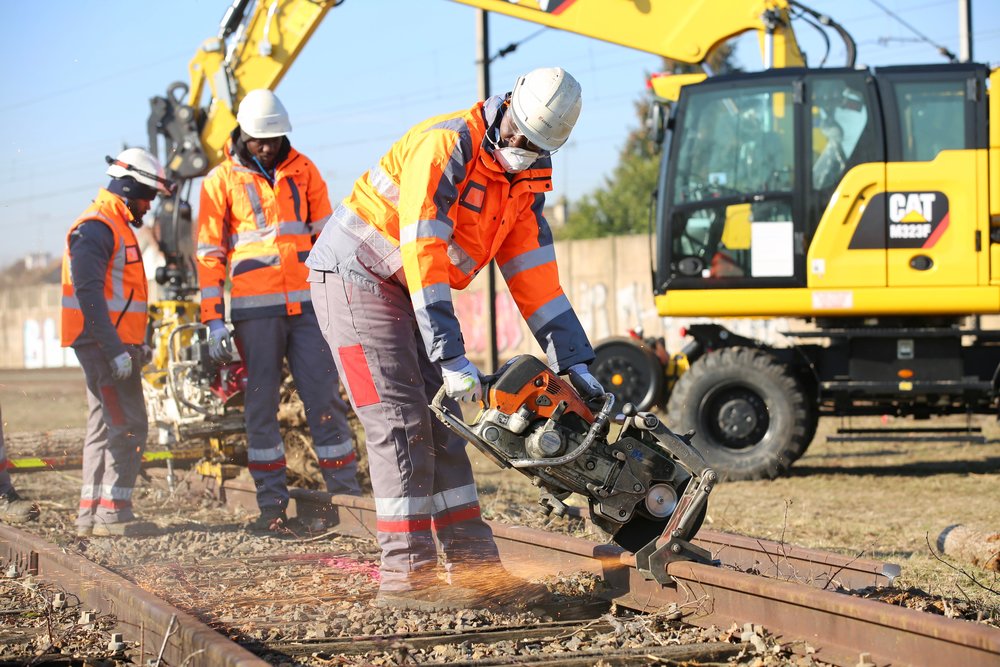 1ère pierre et 1er rail pour la nouvelle plateforme de formation aux métiers du ferroviaire à Aubergenville (Yvelines)